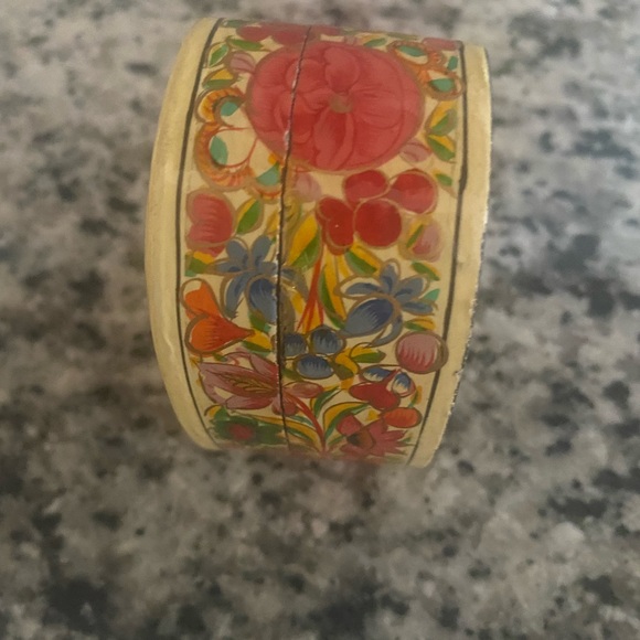 Folk Art hand carved & painted heart shaped trinket box - Picture 2 of 10